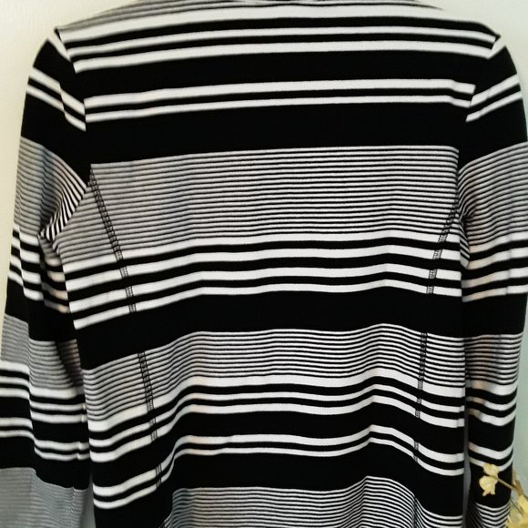 Talbots Sporty Black & White Top Sz. Sp - Picture 8 of 8
